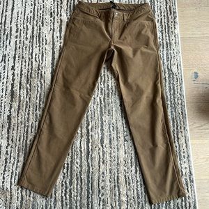 ABC Slim-Fit 5 Pocket Pant size 33
Utilitech color artifact